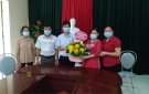 Lãnh đạo địa phương thăm và tặng hoa chúc mừng khai giảng năm học mới tại 2 nhà trường Tiểu học và THCS Khuyến Nông.