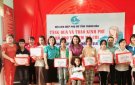 Hội LHPN tỉnh trao quà cho các cháu thiếu nhi mồ côi có hoàn cảnh khó khăn tại huyện Triệu Sơn.