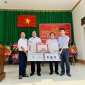 Ban văn hóa làng Quần Trúc tổ chức Lễ khánh thành và trao tặng ba công trình văn hóa giữa gia đình nhà giáo: Nguyễn Đình Luân với Ban văn hóa  làng Quần Trúc.